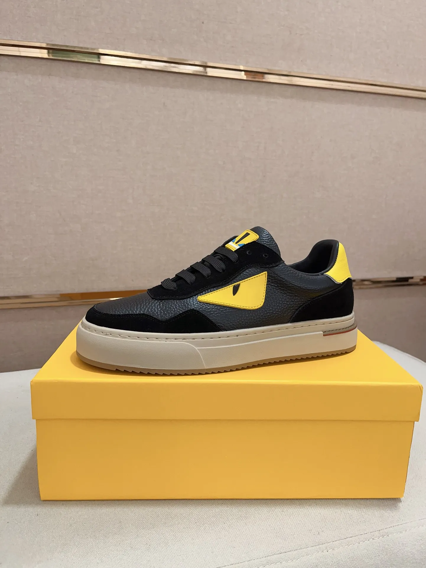 Men's shoes💰: 400💰[Fendi] Fendi's latest casual shoes for men! Available at counters simultaneously! A one-to-one replica of the original. All imported official website one-to-one cowhide fabric. The interior is made of top-grade sheepskin, and the original factory-supplied rubber outsole is used. Leading new fashion concepts. Matching code: 38-44. (can be customized for 45 non-refundable)